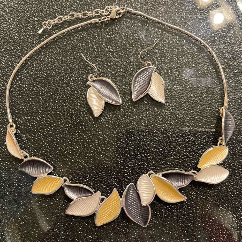 Silver Toned Fashion Necklace w/ Matching Earrings